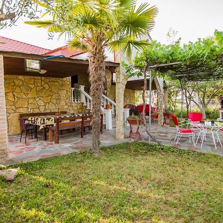Villa Touzla โอฟรีนีออน ภายนอก รูปภาพ