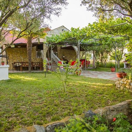 Villa Touzla โอฟรีนีออน ภายนอก รูปภาพ