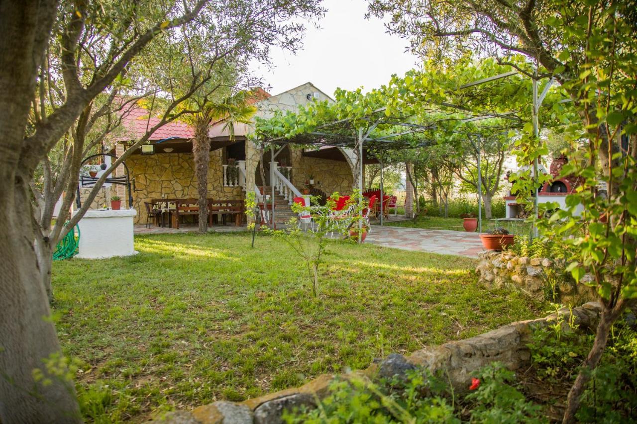 Villa Touzla โอฟรีนีออน ภายนอก รูปภาพ