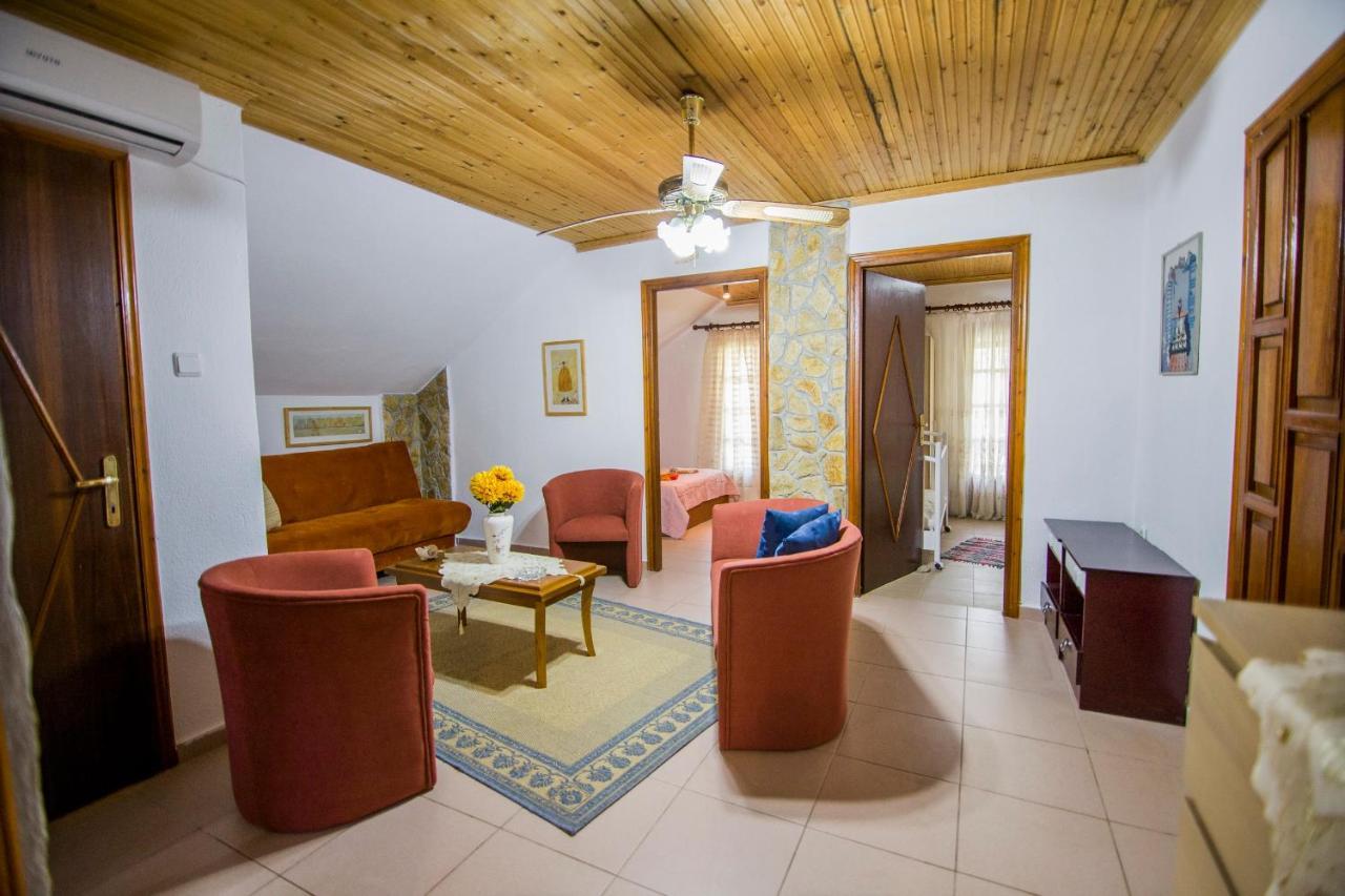 Villa Touzla โอฟรีนีออน ภายนอก รูปภาพ