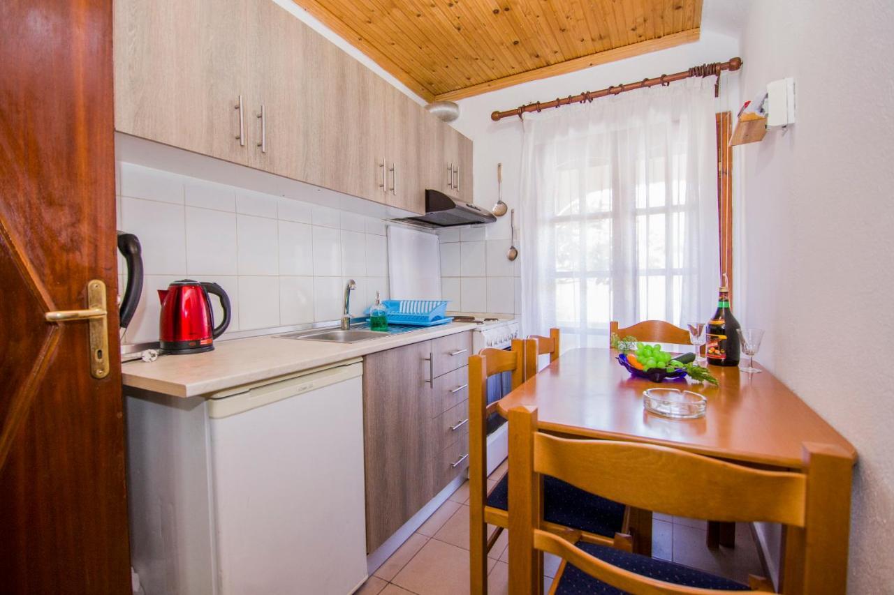 Villa Touzla โอฟรีนีออน ภายนอก รูปภาพ